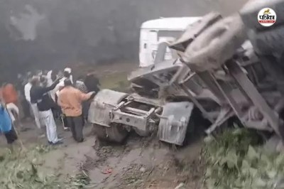 बाइक को रौंदने के बाद गड्ढे में पलटा डंपर।