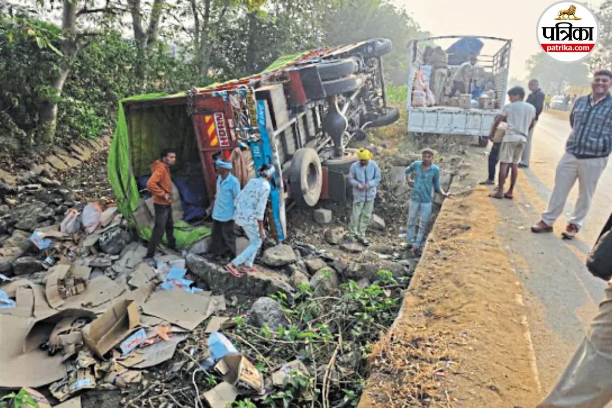 विदेशी शराब से भरा वाहन अनियंत्रित होकर पलटा (फोटो सोर्स- पत्रिका)