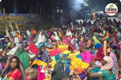 24 घंटें तक कलेक्टोरेट के बाहर डटे रहे ग्रामीण (photo source- Patrika)