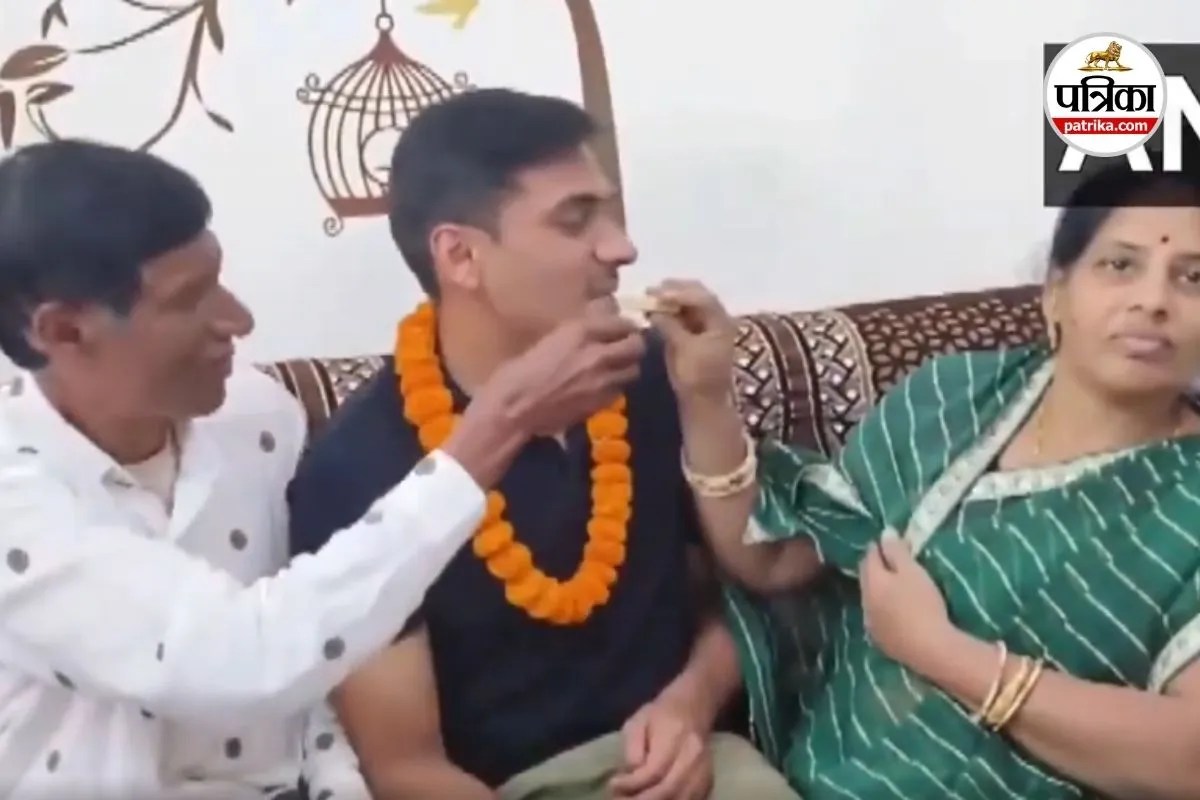 CGPSC 2024 टॉपर देवेश साहू बोले- सफलता की कुंजी है कंसिस्टेंसी और स्मार्ट स्टडी, देखें Video