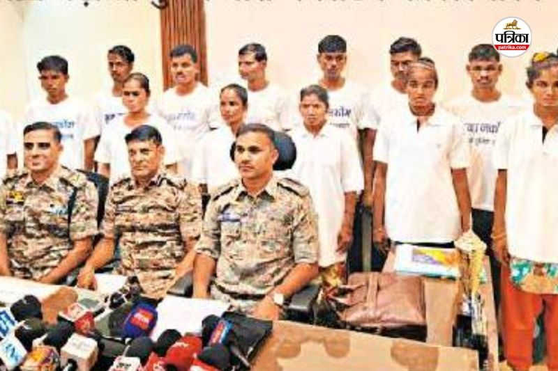 हिड़मा की मौत का असर! 48 लाख के 15 इनामी नक्सलियों का आत्मसमर्पण, हिंसा से मोहभंग...(photo-patrika)