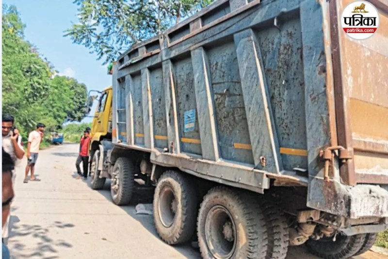 बाइक को घसीटते आगे ले गई हाइवा (फोटो सोर्स- पत्रिका)