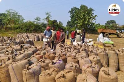 किसान के गोदाम में मारा छापा (photo source- Patrika)