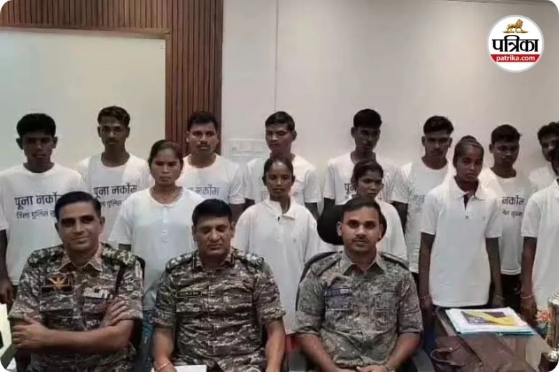 15 नक्सलियों ने एक साथ डाले हथियार (photo source- Patrika)