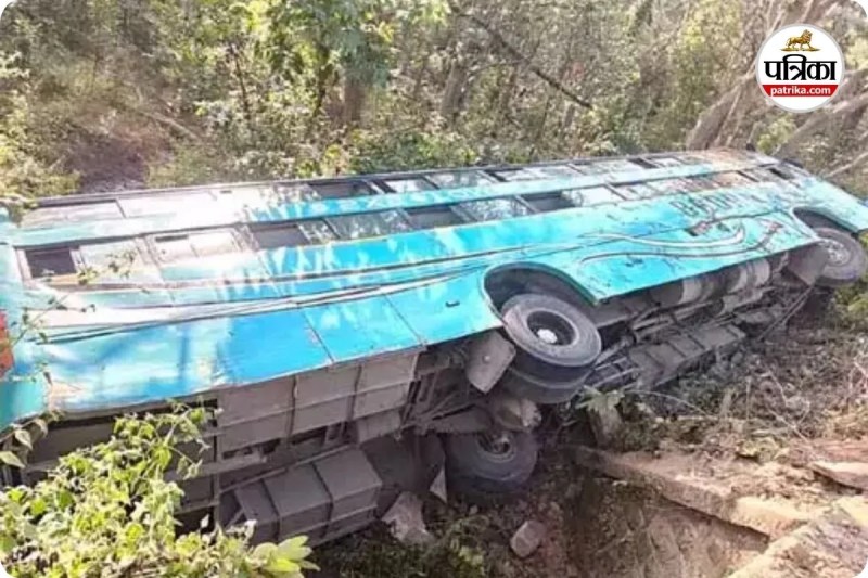 बस पलटने से 8 यात्री घायल (photo source- Patrika)