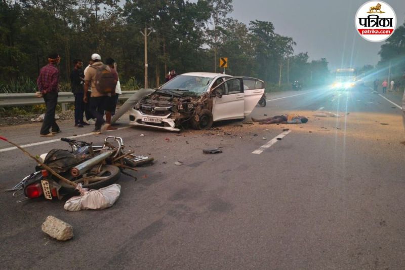 कार और दो बाइक की भीषण टक्कर (फोटो सोर्स- पत्रिका)