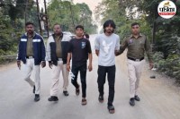 जीप के बोनट पर बैठकर दौड़ाया वाहन (फोटो सोर्स- पत्रिका)