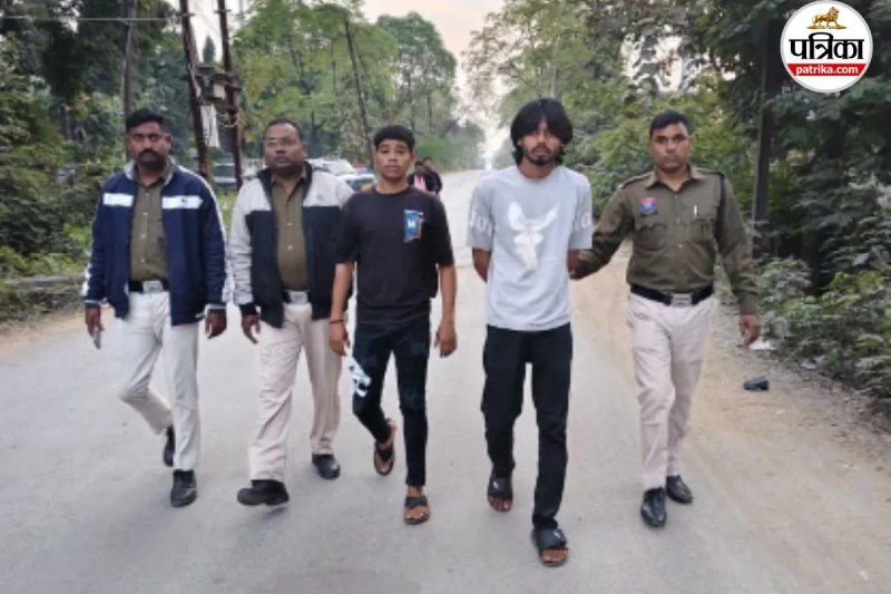 जीप के बोनट पर बैठकर दौड़ाया वाहन (फोटो सोर्स- पत्रिका)