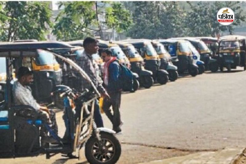 स्टेशन पर प्री-पेड बूथ बना शो-पीस, यातायात व GRP की अनदेखी, ऑटो चालकों की मनमानी चरम पर...(photo-patrika)