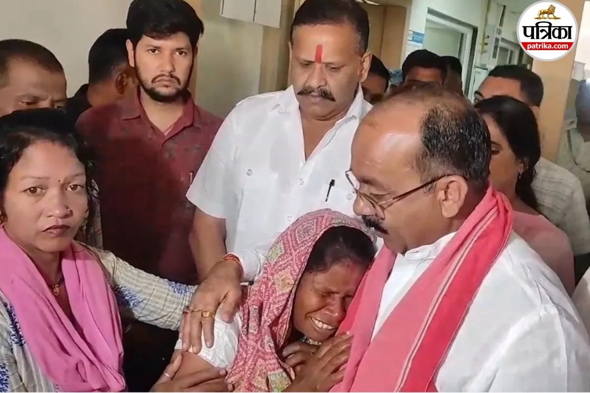 डिप्टी सीएम साव से लिपट कर फफक पड़ी मां (फोटो सोर्स- पत्रिका)