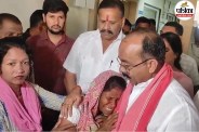 डिप्टी सीएम साव से लिपट कर फफक पड़ी मां (फोटो सोर्स- पत्रिका)