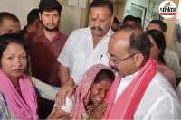 डिप्टी सीएम साव से लिपट कर फफक पड़ी मां (फोटो सोर्स- पत्रिका)