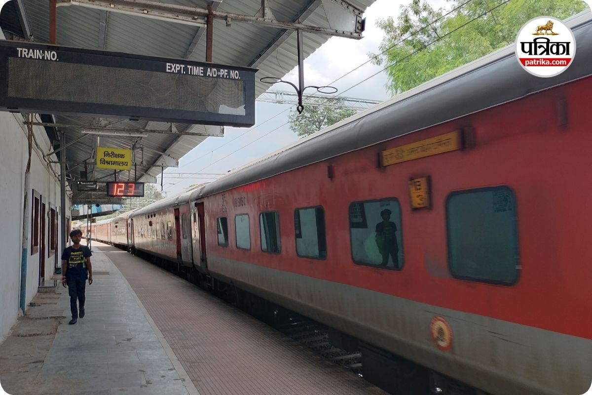 कोच डिस्प्ले बोर्ड बंद (photo source- Patrika)