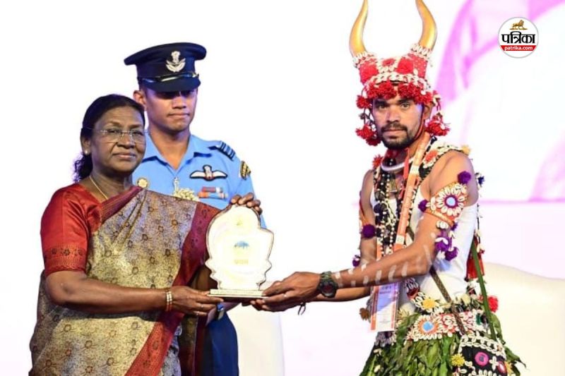 Tribal Pride Day: अंबिकापुर में लिंगों घोटुल मांदरी नृत्य दल नंबर–1, राष्ट्रपति द्रौपदी मुर्मु ने किया सम्मानित...(photo-patrika)