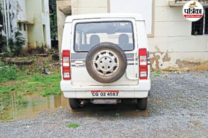 शासकीय नंबर को प्राइवेट गाड़ी में लगाया (फोटो सोर्स- पत्रिका)