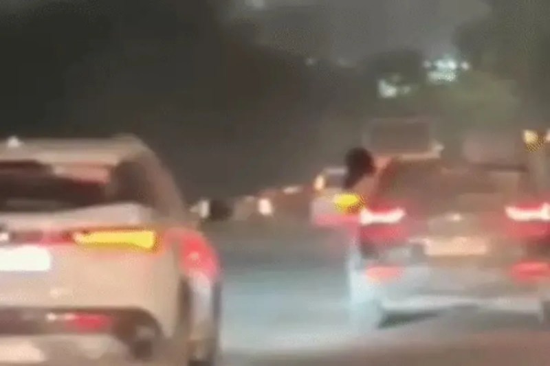 girl performs obscene act on road in lucknow