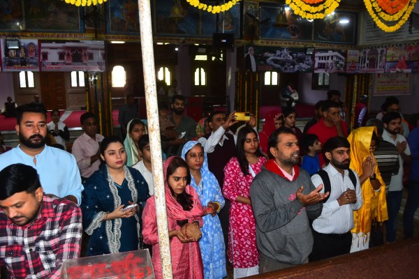 श्री नरवर आश्रम सेवा समिति (प्रन्यास) के अध्यक्ष गिरधारी लाल शर्मा ने बताया कि कार्यक्रम ब्रह्मलीन बाबा राधेलाल जी चौबे की परंपराओं के अनुरूप आयोजित किया जा रहा है। सभी भक्त, चाहे आमजन हों या अधिकारी, एक ही पंगत में बैठकर प्रसादी ग्रहण करेंगे।
