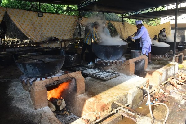 अन्नकूट प्रसादी तैयार करने के लिए प्रदेशभर के करीब 450 हलवाई जुटे हुए हैं। प्रसादी बनाने के लिए 30 विशाल भट्टियां स्थापित की गई हैं, जो सुबह से लगातार चल रही हैं। 1000 वॉलंटियर व्यवस्था को संभालने में लगे हैं। 