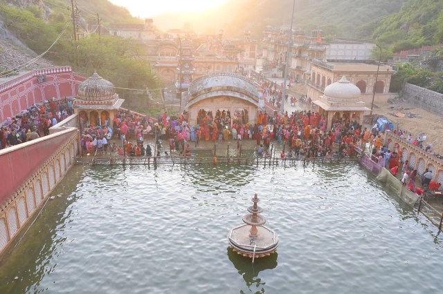 कार्तिक मास आज समाप्त हो रहा है। ऐसे में गलता तीर्थ में सुबह भक्तों की भारी भीड़ रही। तीर्थ में भक्तों ने आस्था की डुबकी लगाई।