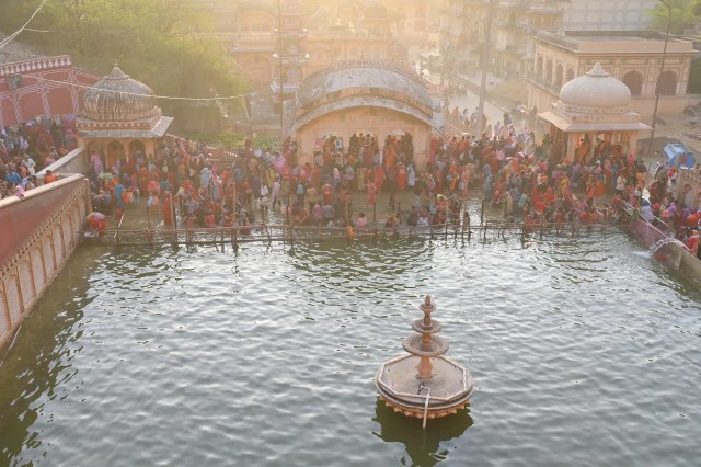 गलता तीर्थ पर भक्तों की भीड़ को देखते हुए विशष इंतजाम जिला प्रशासन की ओर से किए गए। शाम को दीपकों से महाआरती होगी।