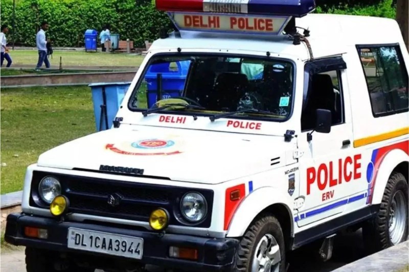 Girl burned fire boy suicide by hanging same locality in Delhi love affair