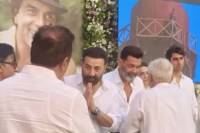 Dharmendra prayer meet first video viral Musical tribute son sunny deol and bobby deol got emotional (1)