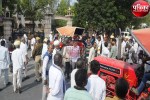 Pali News : ट्रैक्टरों से कलक्ट्रेट पहुंचे किसानों ने पकड़े पूर्व विधायक के पैर, बोले बचा लीजिए हमारी मेहनत