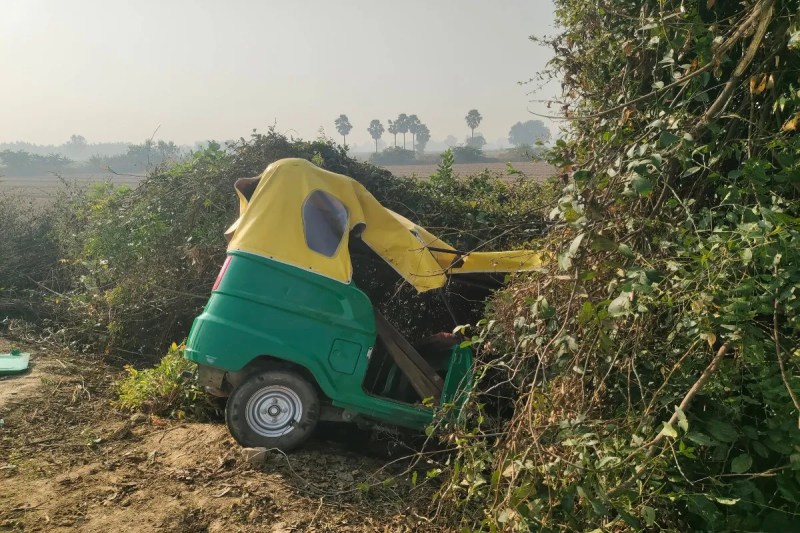 स्कूल जा रही बच्ची को टक्कर, फिर ऑटो में मारी जोरदार भिड़ंत; चार लोग घायल, चालक फरार (फोटो सोर्स : News Whatsapp Group )