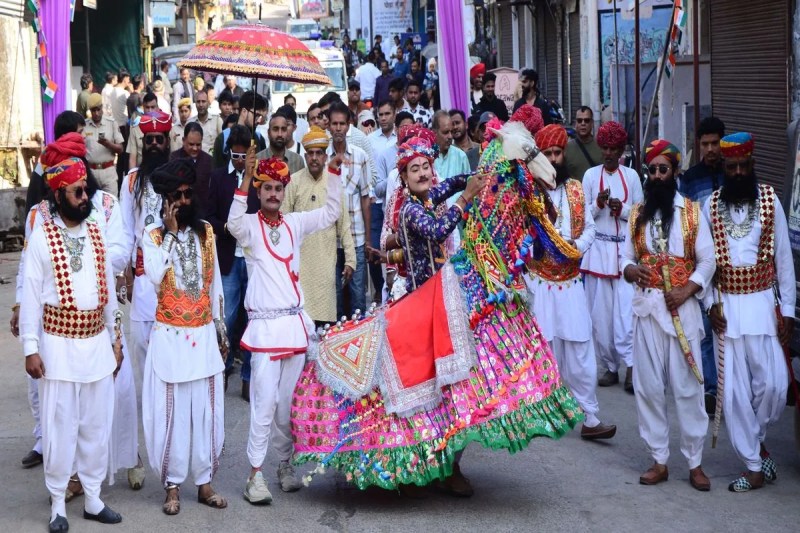 ऐतिहासिक स्मारकों को निहारते हुए निकाली विरासत यात्रा,समझाया महत्व