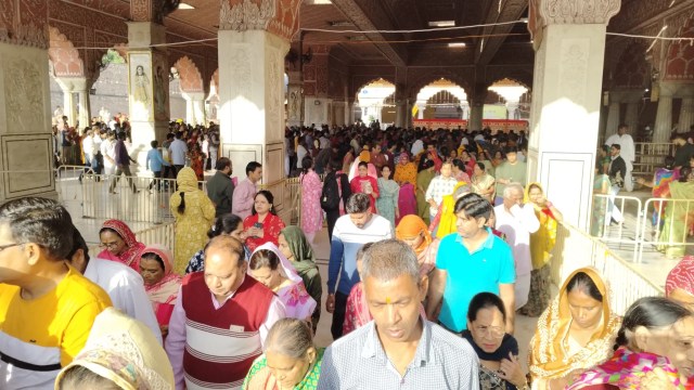 मंदिरों में भगवान की सेवा पूजा, पहनावे और खानपान में बदलाव शुरू होगा। गोविंददेवजी मंदिर में बड़ी संख्या में महिलाओं ने दीप जलाए।