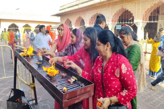 जयपुर में शाम को घरों से लेकर देवालयों में एक बार फिर आस्था के दीप जलेंगे। दिवाली का सा दीपदान का नजारा देखने को मिलेगा।
