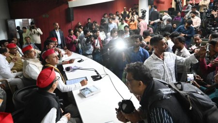 कार्यकर्ताओं की बीच अखिलेश यादव (फोटो सोर्स- 'X' अखिलेश यादव)