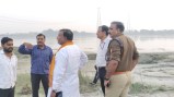 गंगा तट का निरीक्षण करते विधायक श्रीकांत कटियार (फोटो सोर्स- सोशल मीडिया उन्नाव)