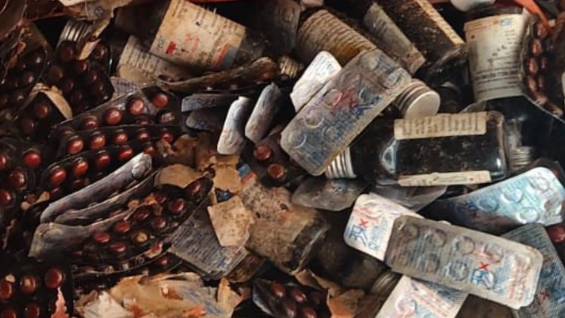 जलाई गई दवाइयां का नमूना (फोटो सोर्स- 'X' उन्नाव)