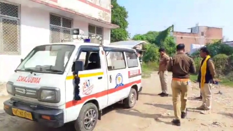 शवों को पोस्टमार्टम हाउस लेकर पहुंची पुलिस (फोटो सोर्स- 'X' उन्नाव पुलिस)
