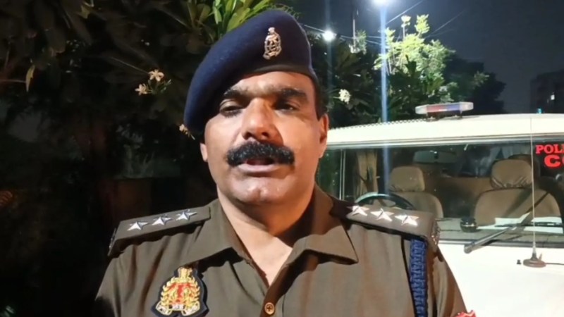 सड़क दुर्घटना की जानकारी देते क्षेत्राधिकारी (फोटो सोर्स- उन्नाव पुलिस मीडिया सेल)