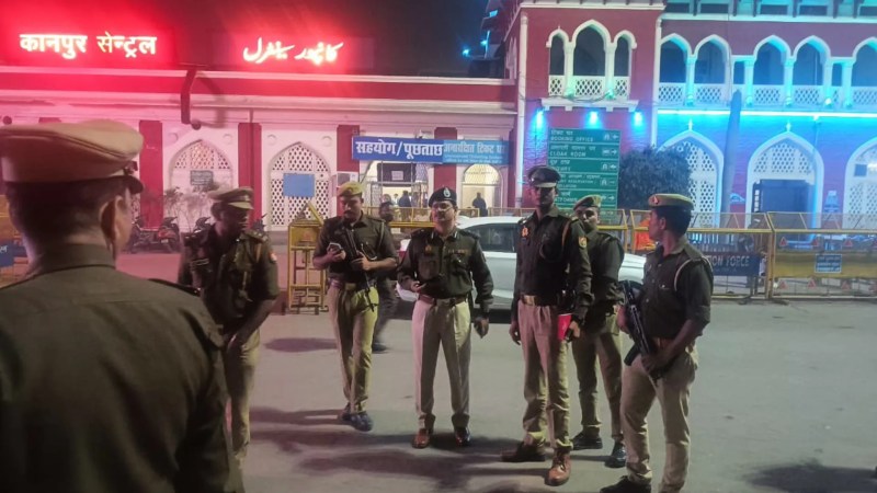 कानपुर सेंट्रल रेलवे स्टेशन पर चलाया गया चेकिंग अभियान (फोटो सोर्स- पुलिस कमिश्नरेट कानपुर)