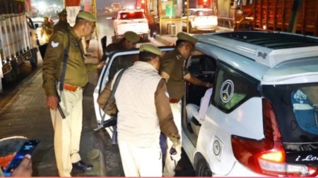 निरीक्षण करती हापुड़ पुलिस (फोटो सोर्स- 'X' हापुड़ पुलिस)