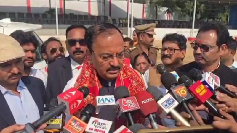 पत्रकारों से बातचीत करते हैं उपमुख्यमंत्री केशव प्रसाद मौर्य (फोटो सोर्स- झांसी बीजेपी)