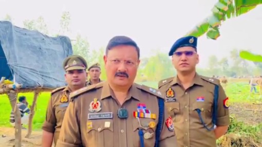 घटना की जानकारी देते पुलिस अधीक्षक (फोटो सोर्स- शाहजहांपुर पुलिस)