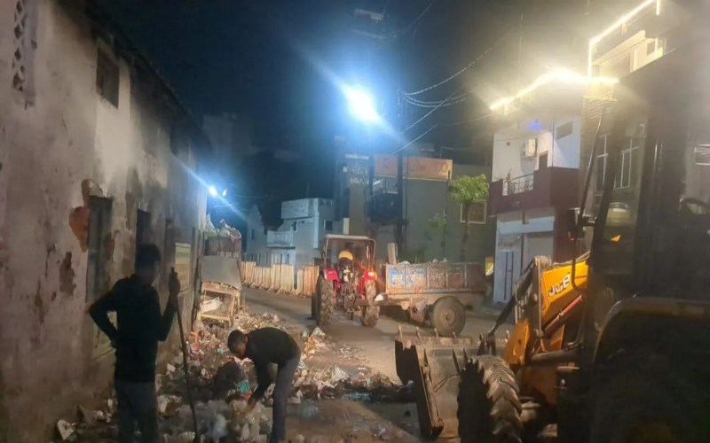 अनुपस्थित मिला एक सुपरवाइजर सस्पेंड, दूसरे को नोटिस, स्वच्छता कर्मियों पर भी होगी कार्रवाई, कलेक्टर ने रात में किया निरीक्षण