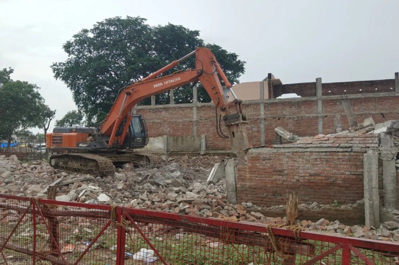 महादेवा कॉरिडोर निर्माण में तेजी: दूसरे दिन भी चला बुलडोज़र, भारी सुरक्षा के बीच हटाया गया मलबा (फोटो सोर्स : Whatsapp Group)