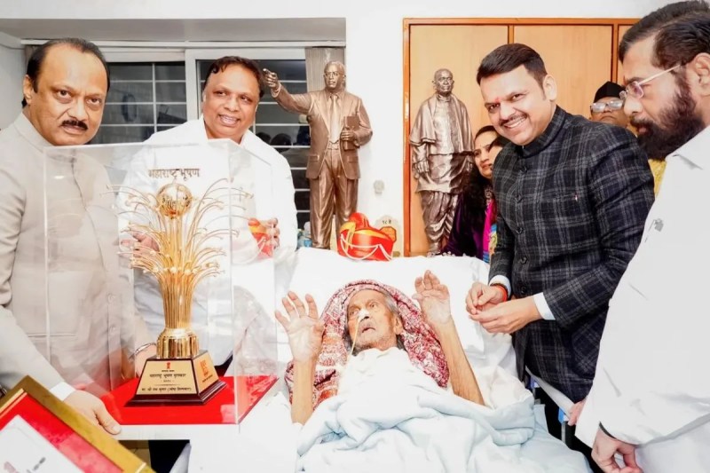 CM Devendra Fadnavis Eknath Shinde Ajit Pawar presented Maharashtra Bhushan Award sculptor Ram Sutar in Noida