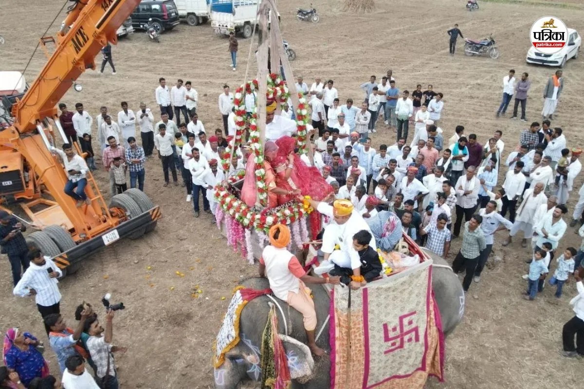 Jodhpur unique scene of Mayre brother arrived on an elephant sister performed Tilak sitting on a crane