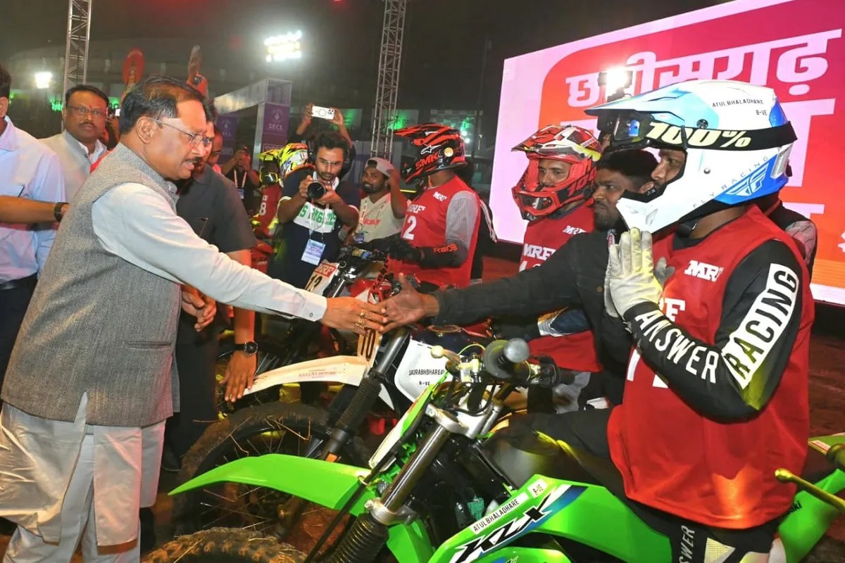 Raipur: राष्ट्रीय सुपरक्रॉस बाइक रेसिंग चैंपियनशिप 2025 का रोमांच रायपुर में