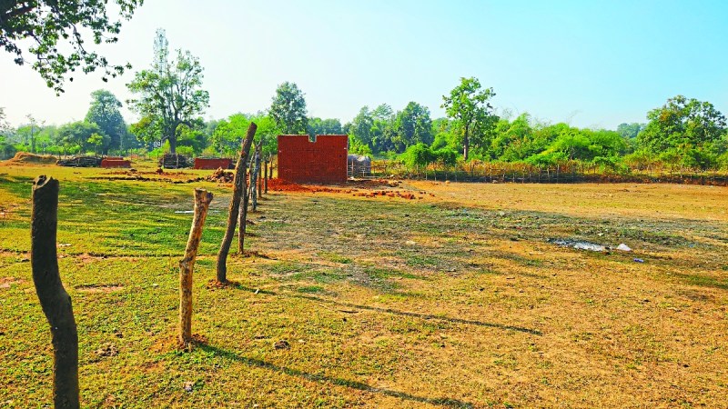 बालोद जिले के ग्राम खल्लारी व अडज़ाल गांव के किसानों ने अब तक धान का एक दाना भी नहीं बेचा है। इसका प्रमुख कारण किसानों की मांग है कि गांव में ही धान खरीदी केंद्र खोलें, ताकि ग्रामीण किसानों को धान बेचने में राहत मिले।