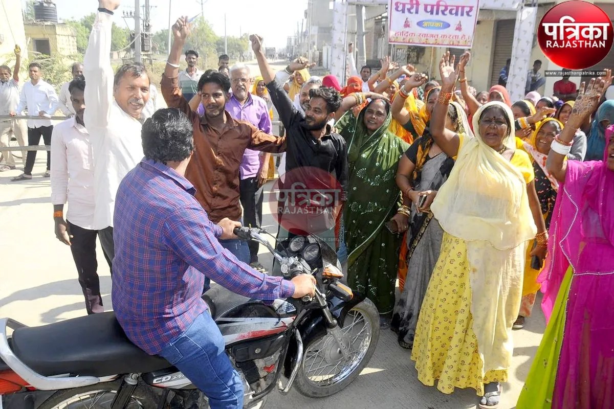 Pali News : लोगों ने जमकर किया प्रदर्शन, महिलाएं बोलीं: सड़क पर बड़े-बड़े गड्ढे, बच्चे स्कूल नहीं जा पा रहे...