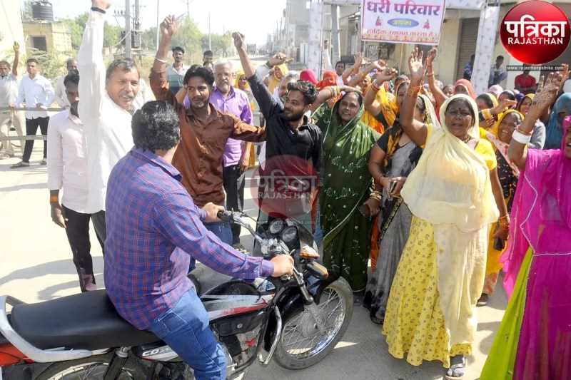 Pali News : लोगों ने जमकर किया प्रदर्शन, महिलाएं बोलीं: सड़क पर बड़े-बड़े गड्ढे, बच्चे स्कूल नहीं जा पा रहे...