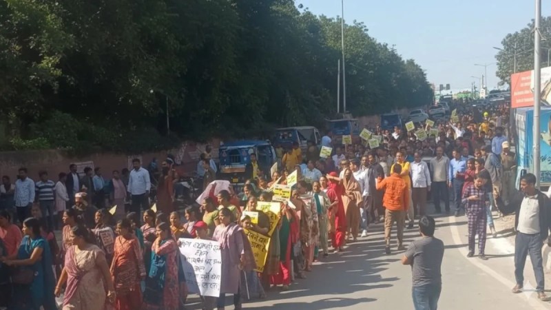 People took out a procession in Rishikesh to protest against the liquor shop