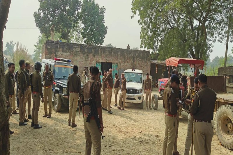 दरोगा-सिपाही पिटे; सर्विस रिवॉल्वर और मोबाइल लूटकर आरोपी फरार (फोटो सोर्स : Police Whatsapp News Group )